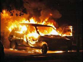 Машина горит. Фото с сайта mignews.com.ua
