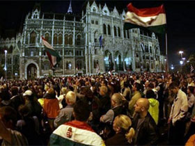 Митинг протеста около здания Парламента в Будапеште. Фото с сайта img.lenta.ru