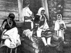 Эрзянские вышивальщицы. Фото с сайта zubova-poliana.narod.ru