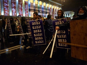 Оппозиционеры перед разгоном митинга в Тбилиси. Фото: newsgeorgia.ru