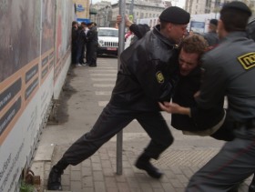 Задержание участника акции протеста на Триумфальной. Фото Каспарова.Ru