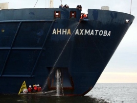 Судно снабжения "Анна Ахматова". Фото с сайта greenpeace.org