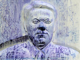 Облитый краской памятник Ельцину. Фото: mail.ru