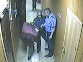 Задержанному ломают руку. Фото с сайта weacom.ru