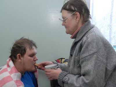Виталий Седухинский и его мать в больнице. Фото с сайта Altapress.ru