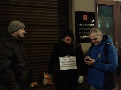 Сбор подписей с требованием свободы "болотным узникам". Фото из фейсбука Ольги Фалеевой
