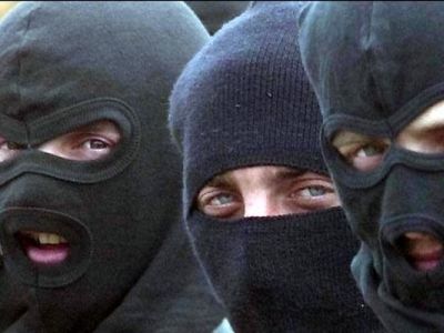 Люди в масках. Фото: newsland.com