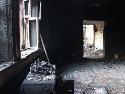 Сожженный дом предполагаемых родственников боевиков. Фото Александра Соколова, источник - http://slon.ru/