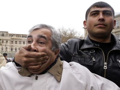 Офицер полиции в штатском задерживает активиста оппозиции, который призывает к свободе слова во время митинга в Баку, Азербайджан, 15 апреля 2010 года. (David Mdzinarishvili/Reuters) Stiffled