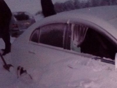 Занесенный снегом автомобиль (Медногорск). Источник - ural56.ru