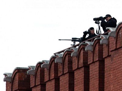 Снайперы на кремлевской стене. Фото: zyalt.livejournal.com
