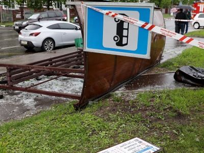 В Мурманске внедорожник Toyota Land Cruiser врезался в остановку. Фото: interfax