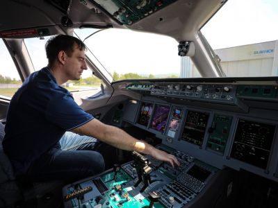 Кабина пилота в самолете Sukhoi Superjet 100. Фото: Сергей Савостьянов / ТАСС