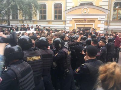 Полиция и Росгвардия разгоняют протестующих у Мосгоризбиркома, 14.7.19. Фото: t.me/mbkhmedia