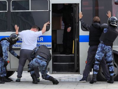 Массовые задержания на Пушкинской площади 3 августа. Фото: Tatyana Makeyeva / REUTERS