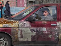 Водитель в старом автомобиле. Фото: Александр Петросян / Коммерсант