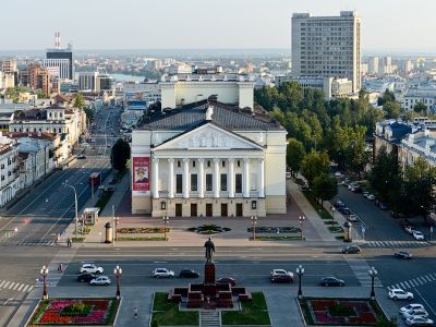 Театр им. Мусы Джалиля на площадь Свободы в Казани и стоянка напротив. Фото: kudago.com
