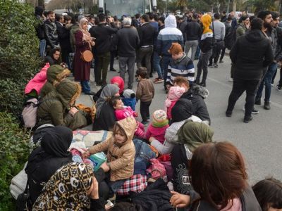 Мигранты стоят перед автобусом на посадку через греческую границу в Стамбуле. Фото: AFP