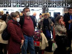 Российские туристы в аэропорту за границей во время пандемии коронавируса. Фото: Borut Zivulovic/Reuters