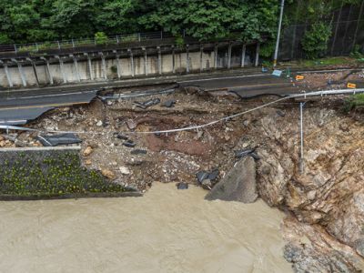 Разрушенная дорога из-за оползня в префектуре Кумамото 6 июля 2020 года. Фото: Carl Court / Getty Images