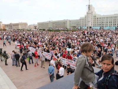 Протестующие у Дома правительства в Минске.   Фото: Наша Нива