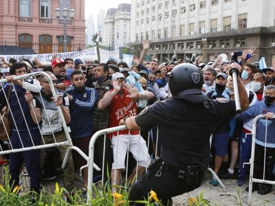 Столкновение фанатов с полицией во время прощания с легендарным футболистом Диего Марадоной в Буэнос-Айресе  Фото: Getty Images