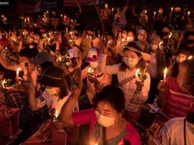 Вечерняя акция протеста со свечами в Янгоне (Мьянма), 22.02.21. Фото: Irrawaddy