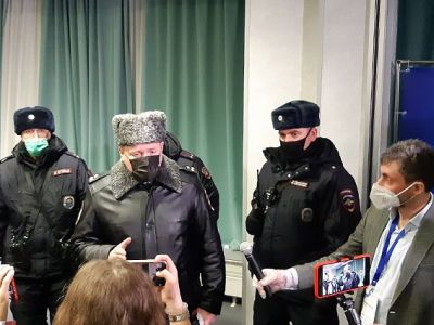 Полицейские на форуме "Объединенных демократов". Фото: Сноб