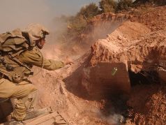 Израильский солдат кидает гранату в бункер "Хезболлы", 2006 год. Фото: en.wikipedia.org