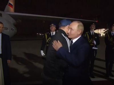 Владимир Путин обнимает Вадима Красикова при встрече в аэропорту отпущенных в рамках обмена осужденных за рубежом россиян. Кадр из видео пресс-службы Кремля